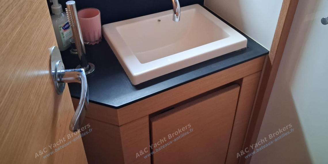 Nautitech 46 Open : Port shower room Nautitech 46 Open : Port shower room