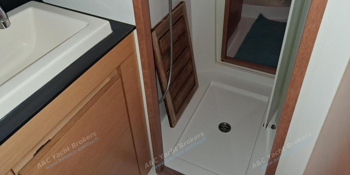 Nautitech 46 Open : Aft starboard shower room Nautitech 46 Open : Aft starboard shower room