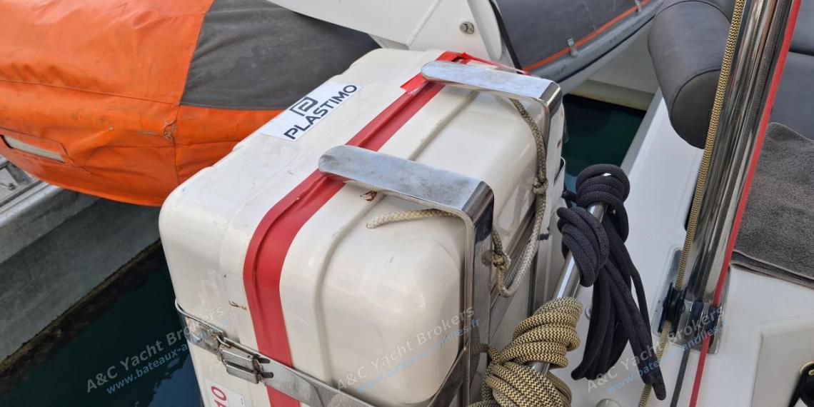 Nautitech 46 Open : Life raft and dinghy davits Nautitech 46 Open : Life raft and dinghy davits