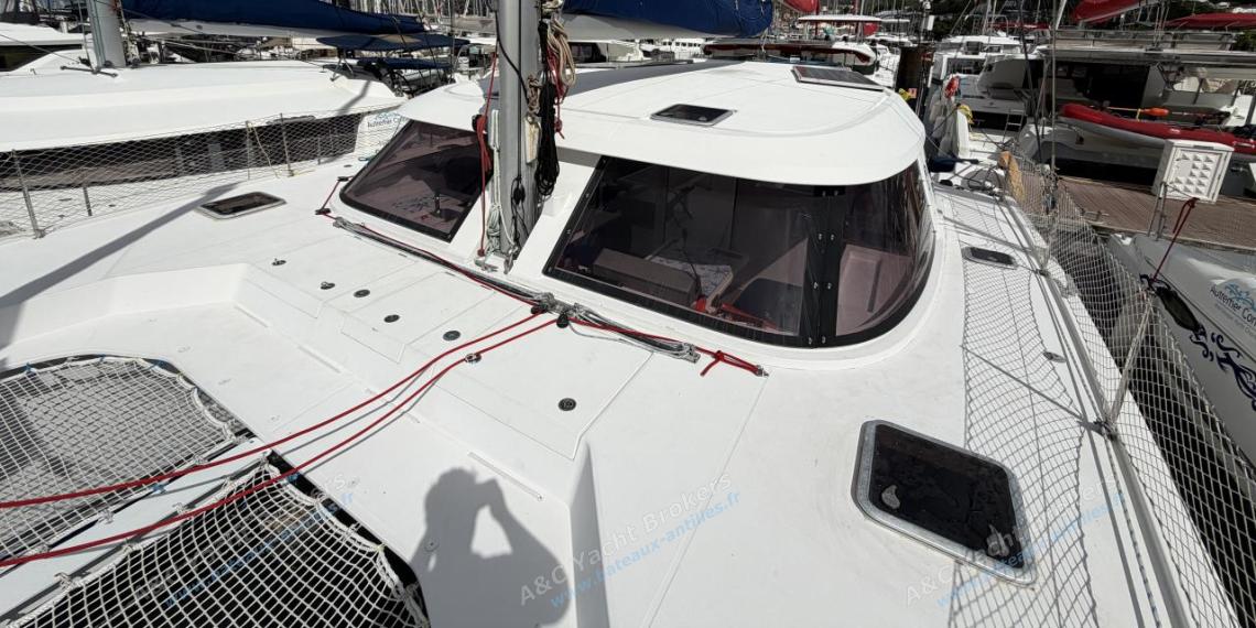 Nautitech Open 40 : Roof seen from the port bow Nautitech Open 40 : Roof seen from the port bow