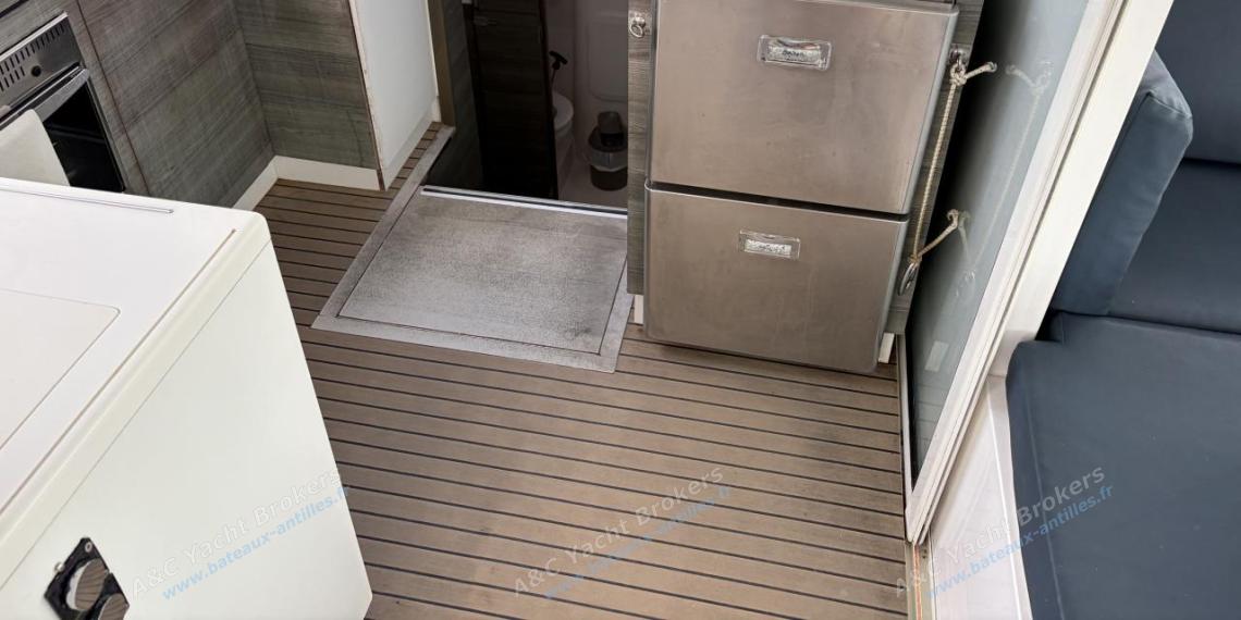 Nautitech Open 40 : Galley seen from the saloon Nautitech Open 40 : Galley seen from the saloon