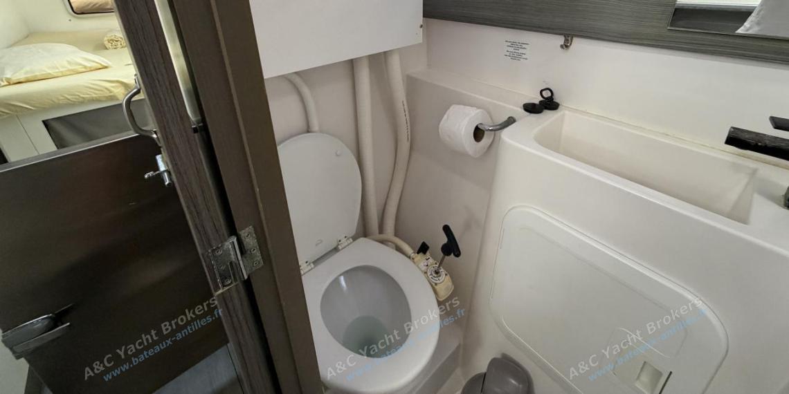 Nautitech Open 40 : Shower room in starboard hull Nautitech Open 40 : Shower room in starboard hull