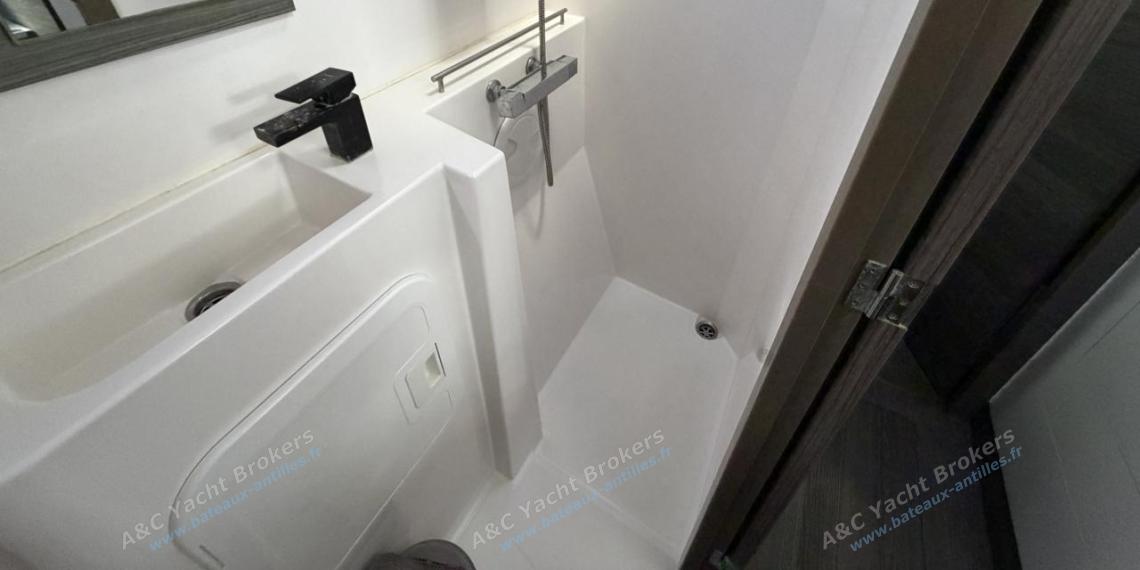 Nautitech Open 40 : Shower room in port hull Nautitech Open 40 : Shower room in port hull