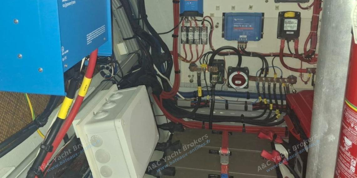 NEEL-TRIMARANS Neel 43 : Charger inverter NEEL-TRIMARANS Neel 43 : Charger inverter