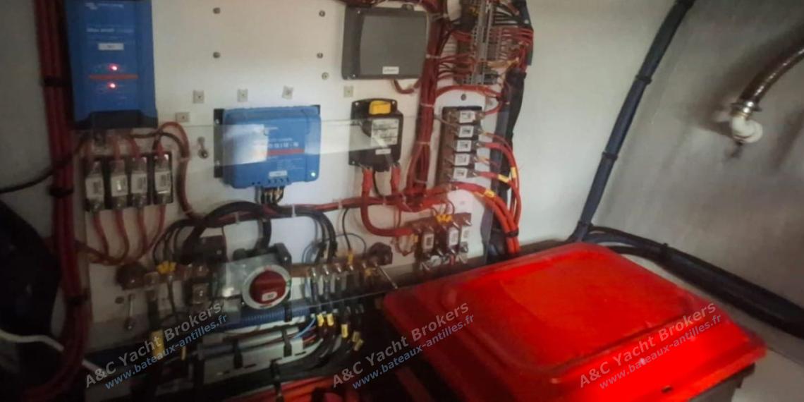 NEEL-TRIMARANS Neel 43 : Charger inverter other view NEEL-TRIMARANS Neel 43 : Charger inverter other view