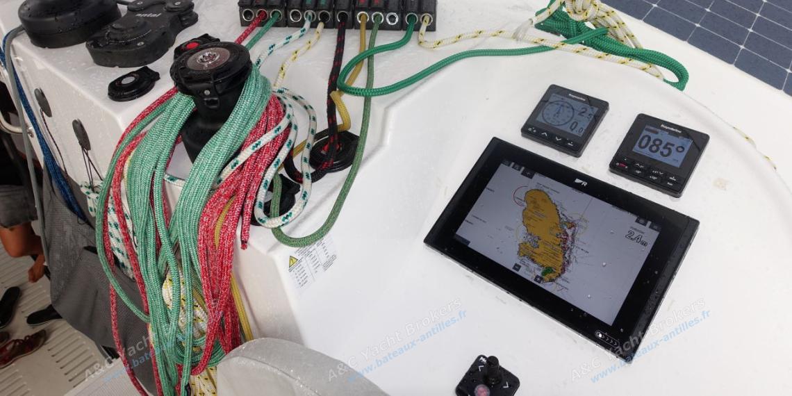 NEEL-TRIMARANS Neel 43 : Winches at helm station NEEL-TRIMARANS Neel 43 : Winches at helm station