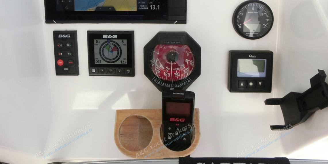 Neel 47 : Electronics at helm station Neel 47 : Electronics at helm station