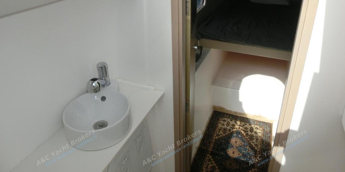 Neel 47 : Wash basin in port float Neel 47 : Wash basin in port float