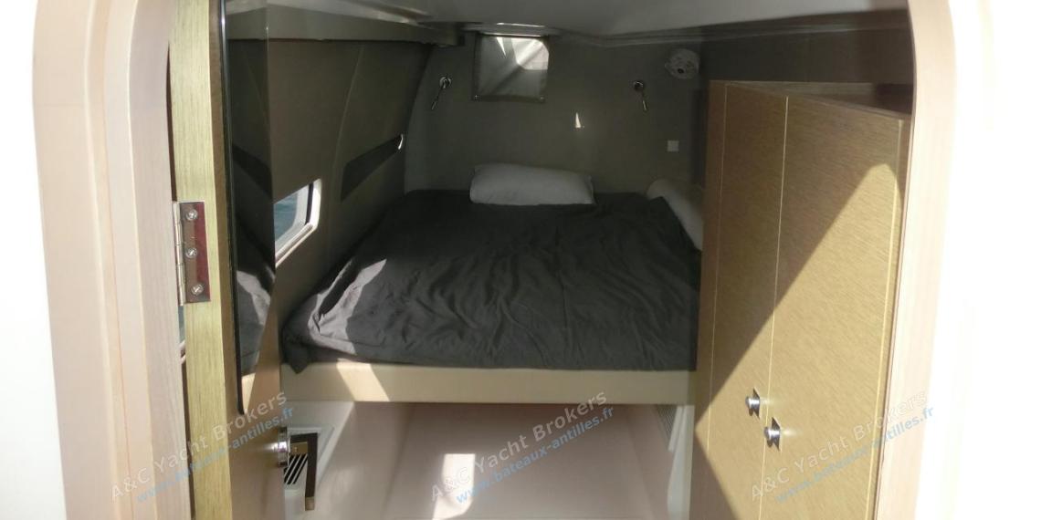 Neel 47 : Cabin in port float Neel 47 : Cabin in port float