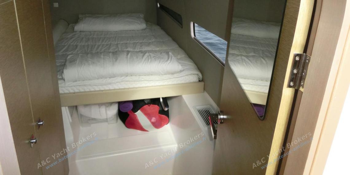 Neel 47 : Cabin in port float Neel 47 : Cabin in port float