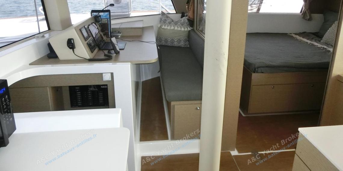 Neel 47 : Main cabin and charts table seen from the galley Neel 47 : Main cabin and charts table seen from the galley