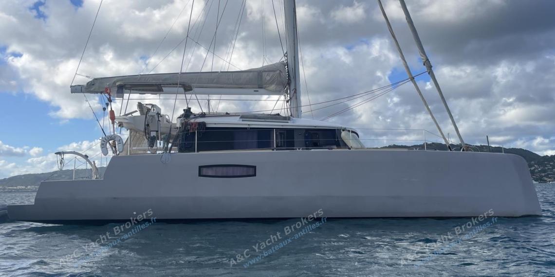 NEEL 51 : At anchor NEEL 51 : At anchor