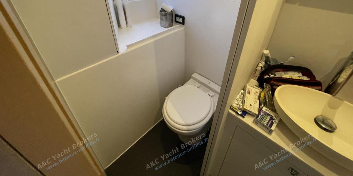 NEEL 51 : Shower room in main cabin NEEL 51 : Shower room in main cabin