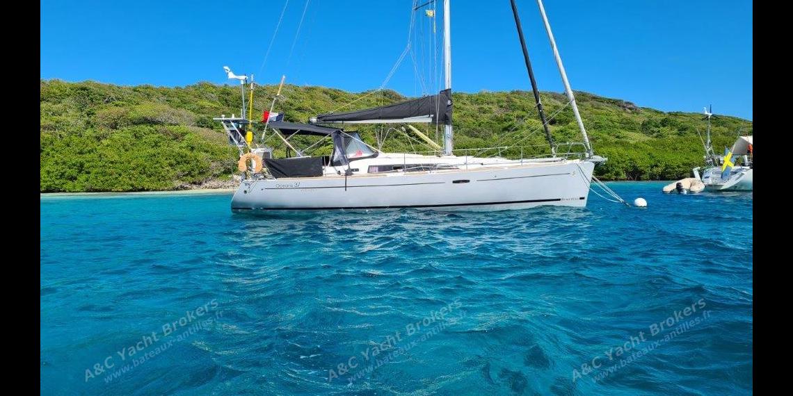 Bénéteau Oceanis 37 Limited Edition : At anchor in Martinique Bénéteau Oceanis 37 Limited Edition : At anchor in Martinique