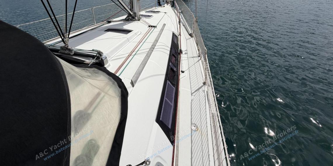 Bénéteau Oceanis 37 Limited Edition : Passavant tribord Bénéteau Oceanis 37 Limited Edition : Passavant tribord