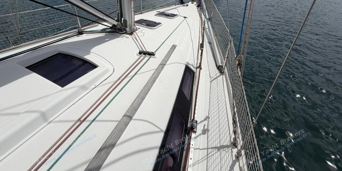 Bénéteau Oceanis 37 Limited Edition : Passavant tribord autre vue Bénéteau Oceanis 37 Limited Edition : Passavant tribord autre vue