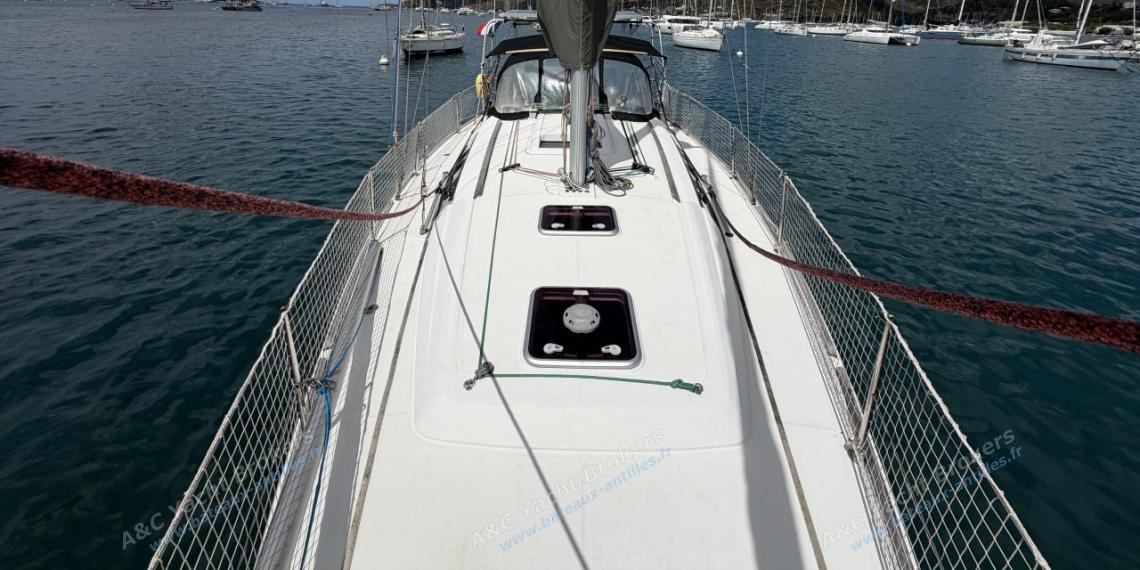 Bénéteau Oceanis 37 Limited Edition : Pont et roof vue depuis l'étrave Bénéteau Oceanis 37 Limited Edition : Pont et roof vue depuis l'étrave