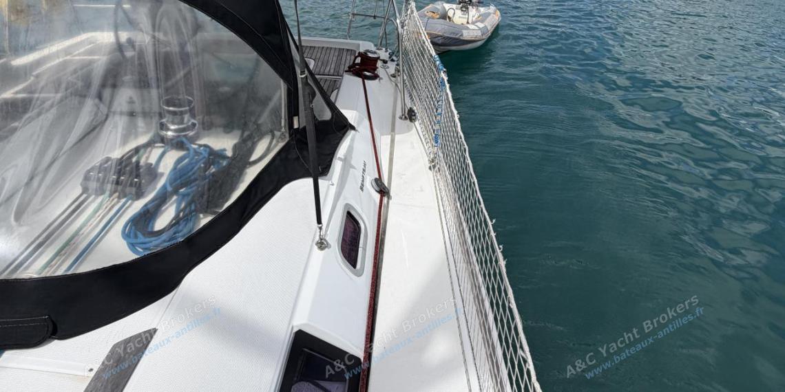 Bénéteau Oceanis 37 Limited Edition : Capote de roof vue depuis le passavant bâbord Bénéteau Oceanis 37 Limited Edition : Capote de roof vue depuis le passavant bâbord