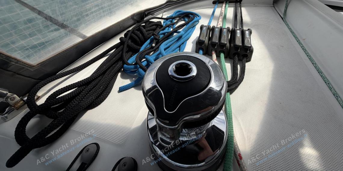 Bénéteau Oceanis 37 Limited Edition : Winche de roof bâbord Bénéteau Oceanis 37 Limited Edition : Winche de roof bâbord