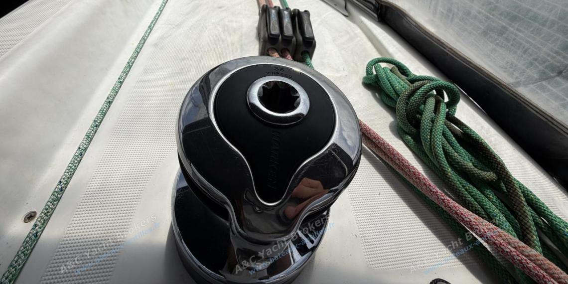 Bénéteau Oceanis 37 Limited Edition : Winche de roof tribord Bénéteau Oceanis 37 Limited Edition : Winche de roof tribord