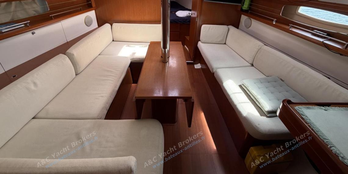 Bénéteau Oceanis 37 Limited Edition : Vue d'ensemble du carré Bénéteau Oceanis 37 Limited Edition : Vue d'ensemble du carré