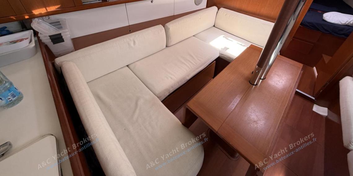 Bénéteau Oceanis 37 Limited Edition : Carré vu depuis la table à cartes Bénéteau Oceanis 37 Limited Edition : Carré vu depuis la table à cartes