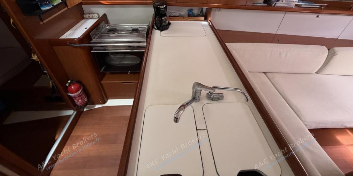 Bénéteau Oceanis 37 Limited Edition : Cuisine en U à bâbord Bénéteau Oceanis 37 Limited Edition : Cuisine en U à bâbord