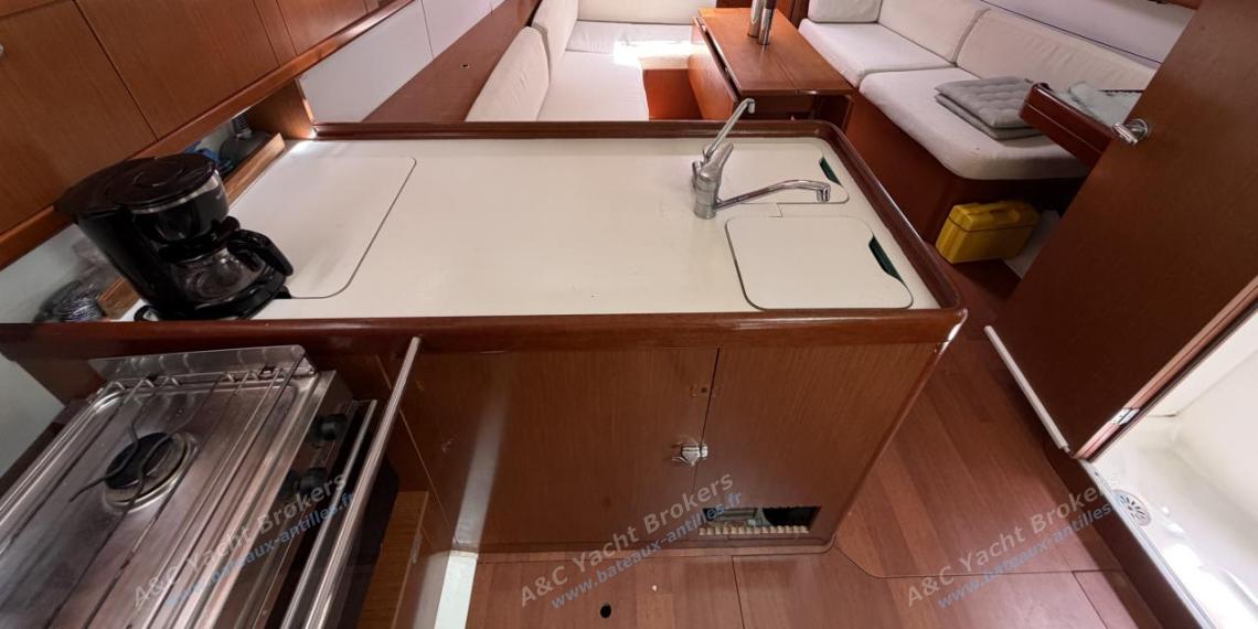 Bénéteau Oceanis 37 Limited Edition : Cuisine et carré Bénéteau Oceanis 37 Limited Edition : Cuisine et carré