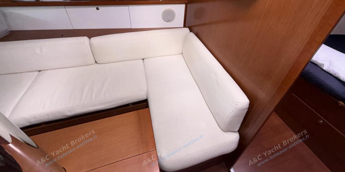 Bénéteau Oceanis 37 Limited Edition : Banquette bâbord dans le carré Bénéteau Oceanis 37 Limited Edition : Banquette bâbord dans le carré