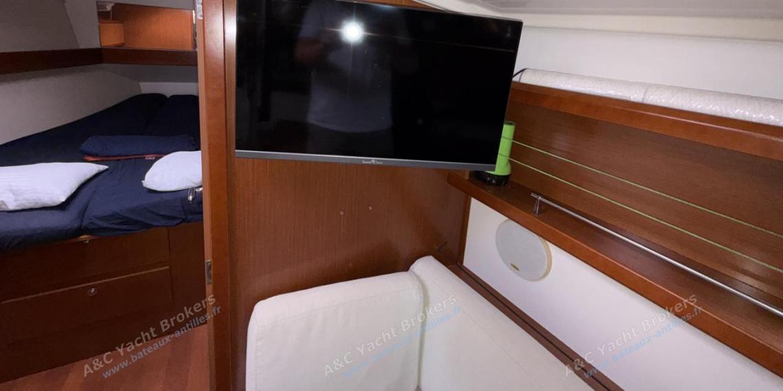 Bénéteau Oceanis 37 Limited Edition : TV dans le carré Bénéteau Oceanis 37 Limited Edition : TV dans le carré