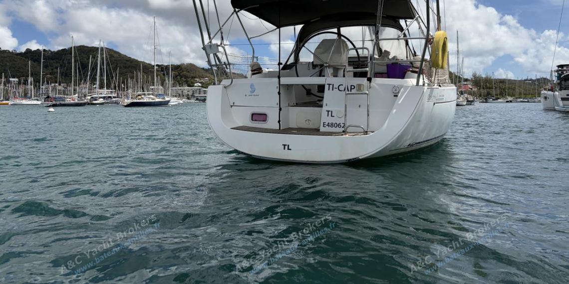 Bénéteau Oceanis 37 Limited Edition : Portique et panneaux solaires Bénéteau Oceanis 37 Limited Edition : Portique et panneaux solaires