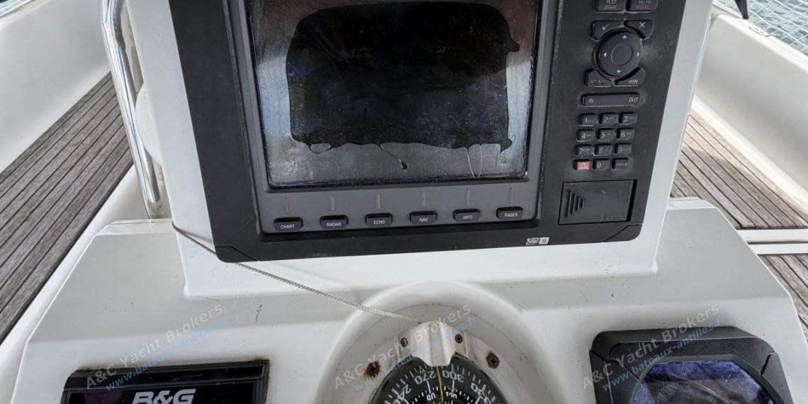 Bénéteau Oceanis 37 Limited Edition : Electronique au poste de barre Bénéteau Oceanis 37 Limited Edition : Electronique au poste de barre