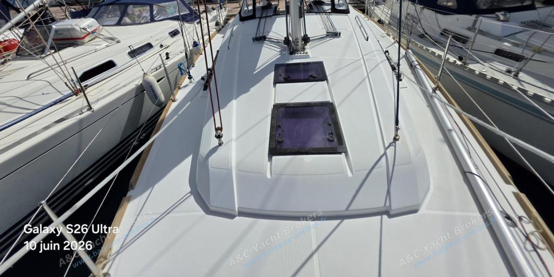 Bénéteau Oceanis 38 : Roof seen from the bow Bénéteau Oceanis 38 : Roof seen from the bow