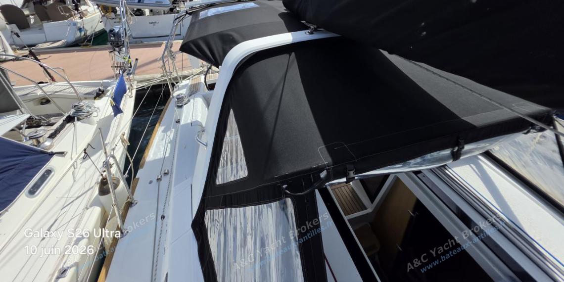 Bénéteau Oceanis 38 : Dodger and bimini Bénéteau Oceanis 38 : Dodger and bimini