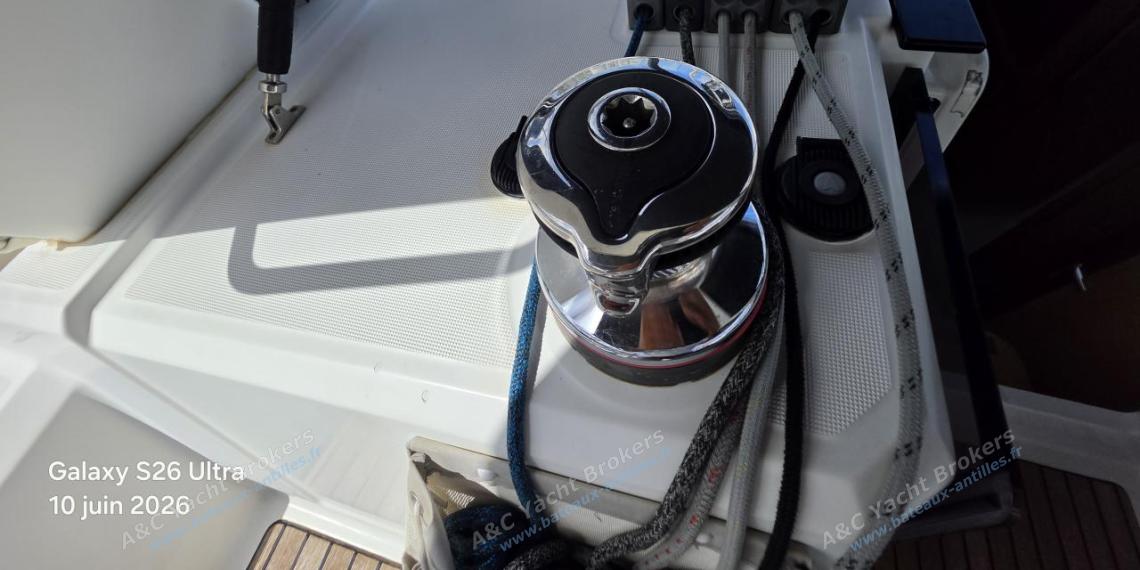 Bénéteau Oceanis 38 : Electric port winche on roof Bénéteau Oceanis 38 : Electric port winche on roof