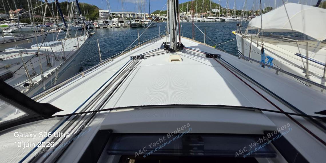 Bénéteau Oceanis 38 : Seen under the dodger Bénéteau Oceanis 38 : Seen under the dodger