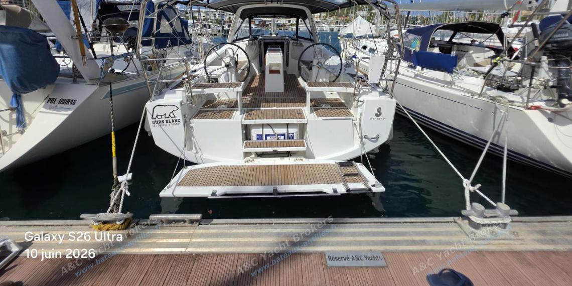 Bénéteau Oceanis 38 : Gantry and solar panel Bénéteau Oceanis 38 : Gantry and solar panel