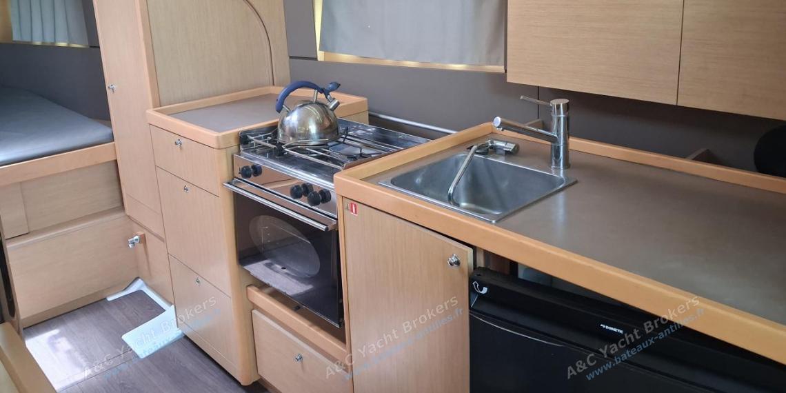 Bénéteau Oceanis 38 : Galley other view Bénéteau Oceanis 38 : Galley other view