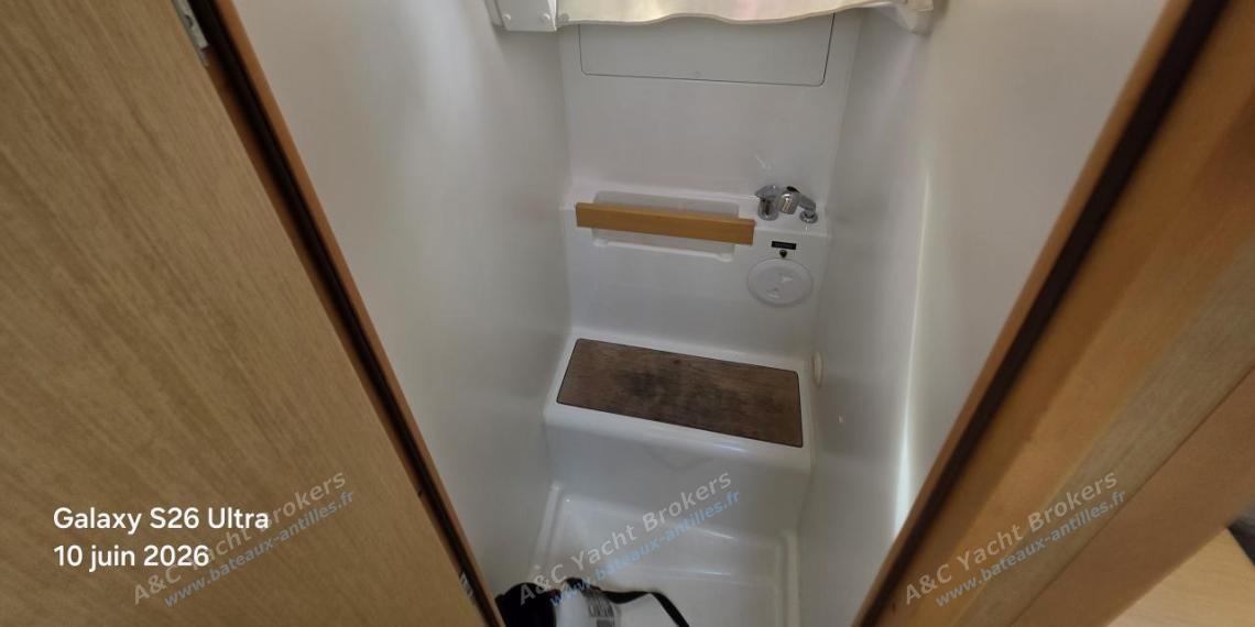 Bénéteau Oceanis 38 : Port shower Bénéteau Oceanis 38 : Port shower