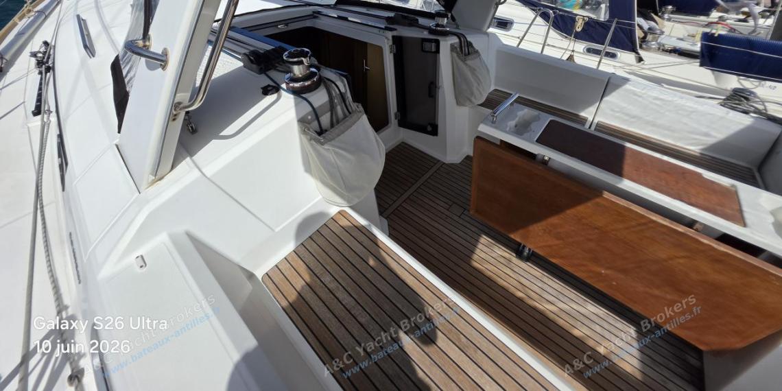 Bénéteau Oceanis 38 : Port companion access from the cockpit Bénéteau Oceanis 38 : Port companion access from the cockpit