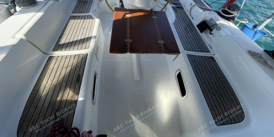 Bénéteau Oceanis 393 Clipper : Cockpit table Bénéteau Oceanis 393 Clipper : Cockpit table