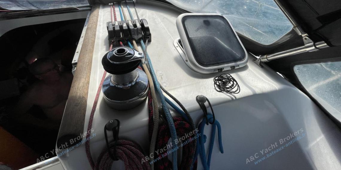 Bénéteau Oceanis 393 Clipper : Starboard Winch on roof Bénéteau Oceanis 393 Clipper : Starboard Winch on roof