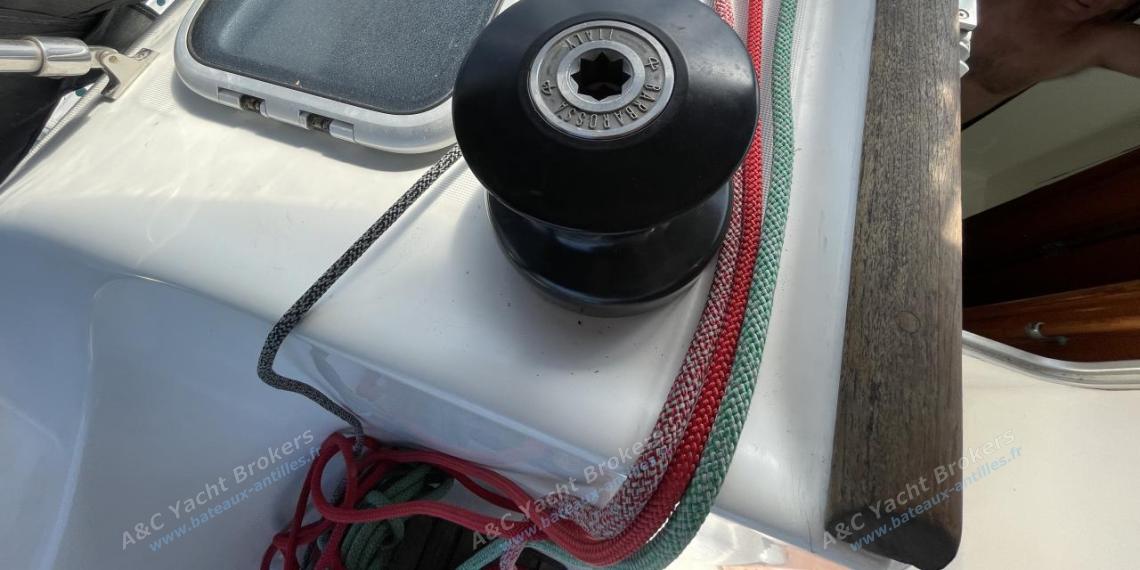 Bénéteau Oceanis 393 Clipper : Port winche on roof Bénéteau Oceanis 393 Clipper : Port winche on roof