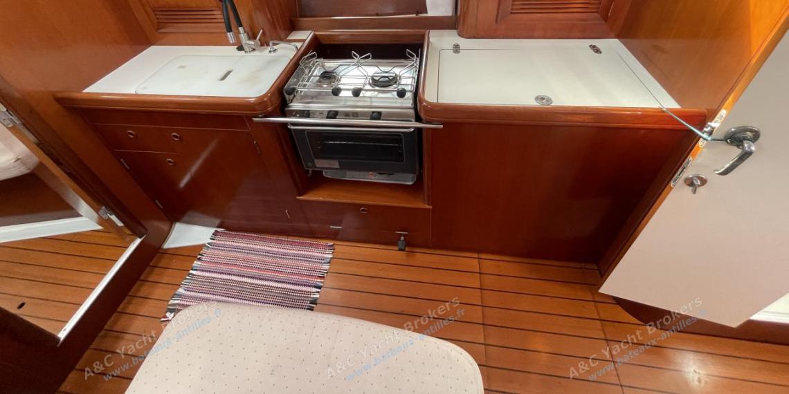 Bénéteau Oceanis 393 Clipper : Galley long shape on starbaord Bénéteau Oceanis 393 Clipper : Galley long shape on starbaord