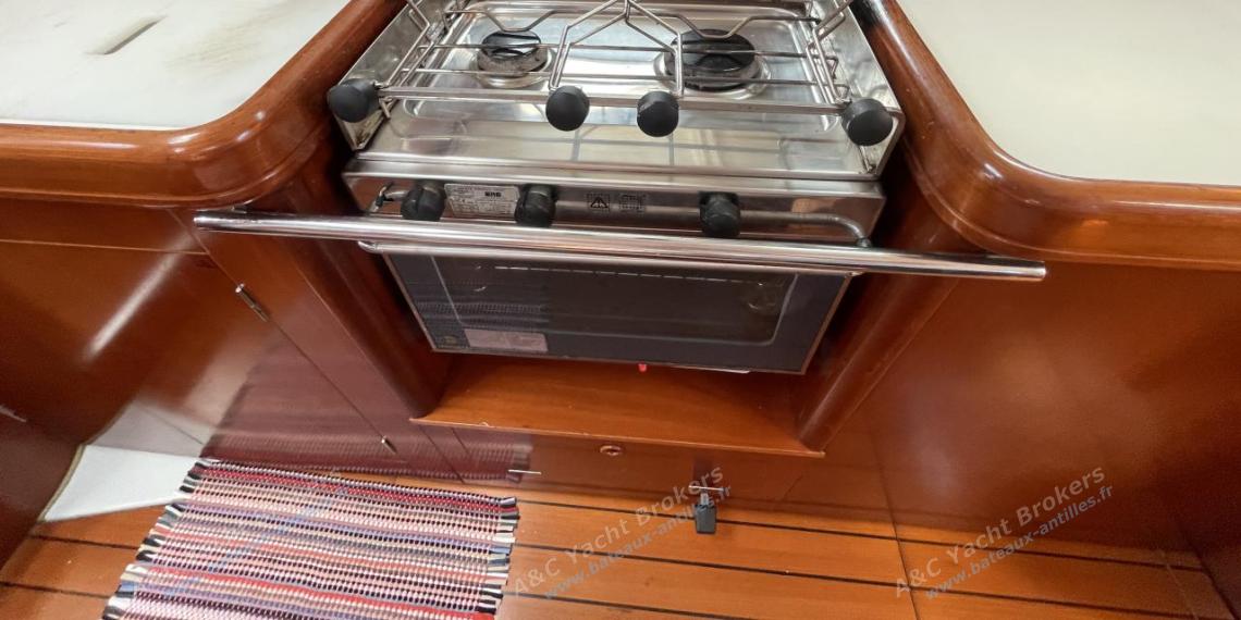 Bénéteau Oceanis 393 Clipper : Two burner's hobs with oven Bénéteau Oceanis 393 Clipper : Two burner's hobs with oven