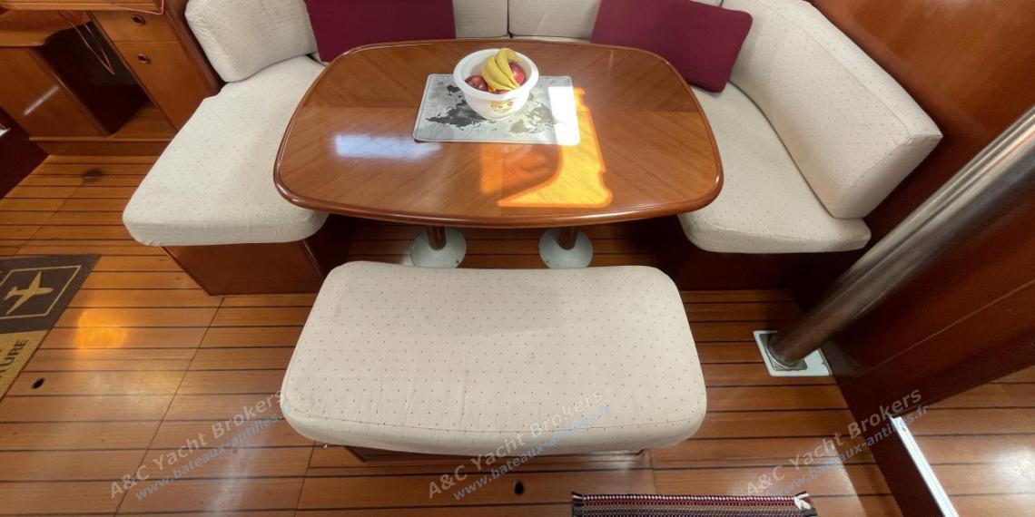 Bénéteau Oceanis 393 Clipper : Saloon table and benches Bénéteau Oceanis 393 Clipper : Saloon table and benches