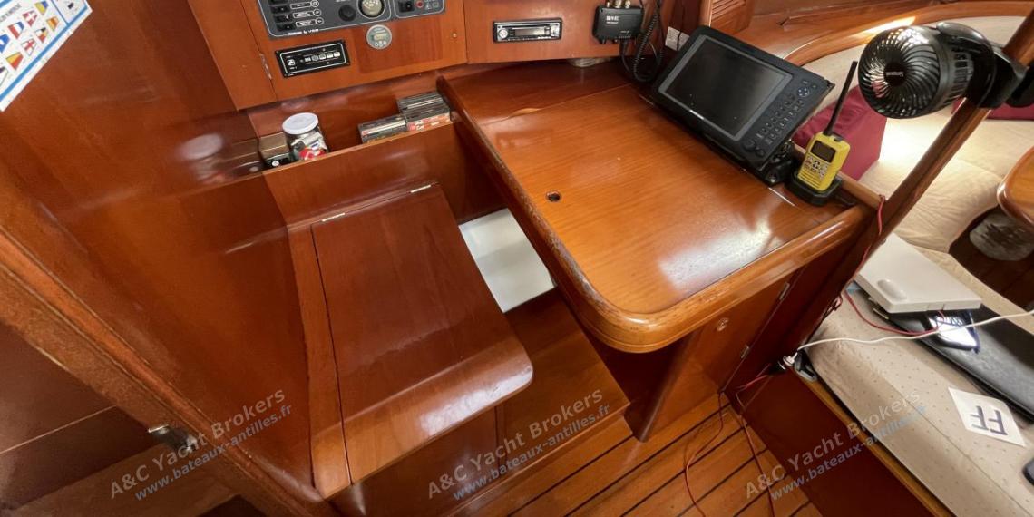 Bénéteau Oceanis 393 Clipper : Charts table Bénéteau Oceanis 393 Clipper : Charts table