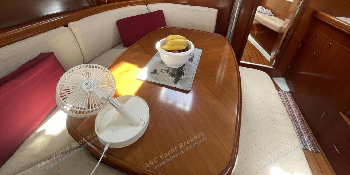 Bénéteau Oceanis 393 Clipper : Saloon seen from the charts table Bénéteau Oceanis 393 Clipper : Saloon seen from the charts table