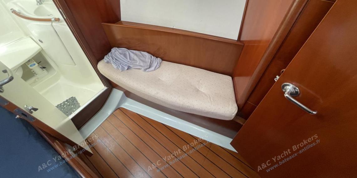 Bénéteau Oceanis 393 Clipper : Benche in forward cabin Bénéteau Oceanis 393 Clipper : Benche in forward cabin