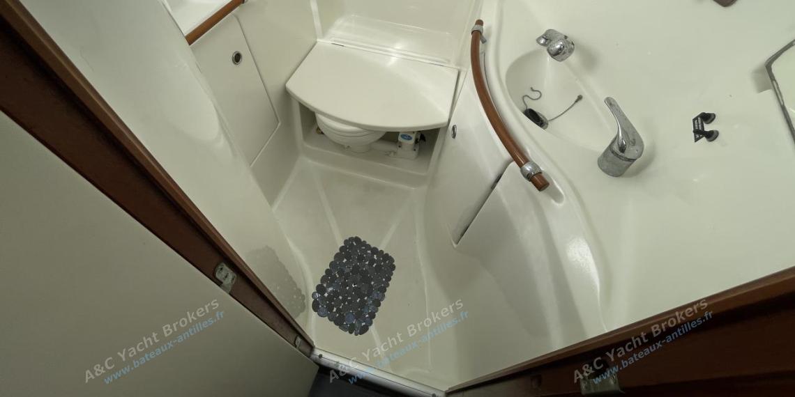 Bénéteau Oceanis 393 Clipper : Forward shower room Bénéteau Oceanis 393 Clipper : Forward shower room